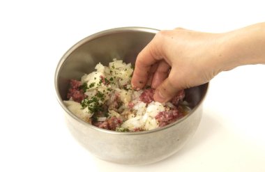 Kavanozda kıyma ve soğan karıştırıyorum.