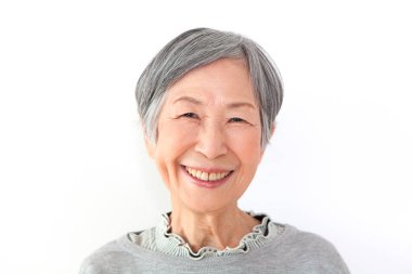 Beyaz arka planda kıdemli Japon kadın
