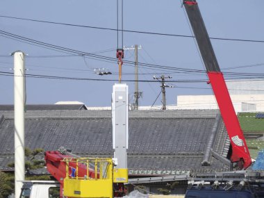 Arkaplandaki inşaat alanında vinç, kapat