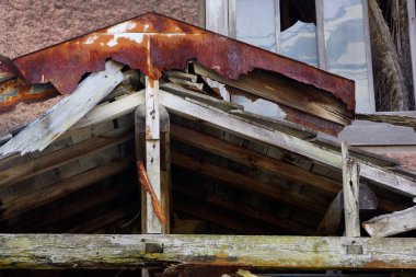 Eski ahşap bir evin kırık çatısı