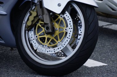 Arka planda motosiklet tekerleği var, kapatın.