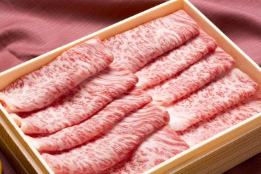 Masada bir kutu çiğ et var.