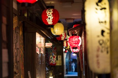 Dar sokaklarda asılı renkli kağıt fenerler