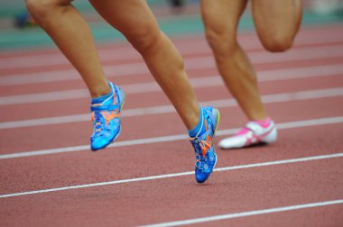 Koşu parkurunda sporcuların düşük kesimi