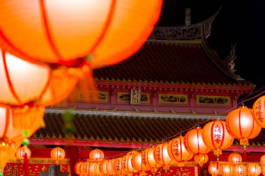 geceleri kırmızı kağıt fener