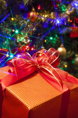 Hediyeli bir Noel ağacı.