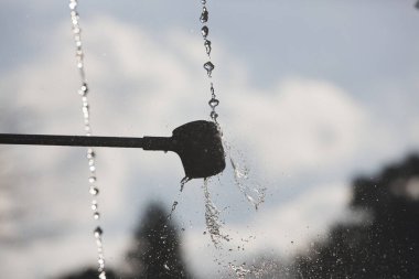 Parkta akan çeşmenin yakınında.