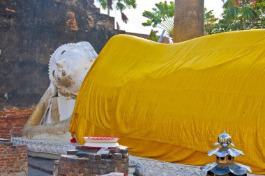 Buda heykeli parkta.