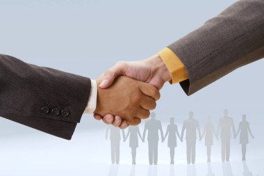 İş adamları el sıkışıyor, arka planda siluetler var. 