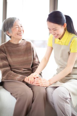 Hemşire ile birlikte Asyalı yaşlı kadın.
