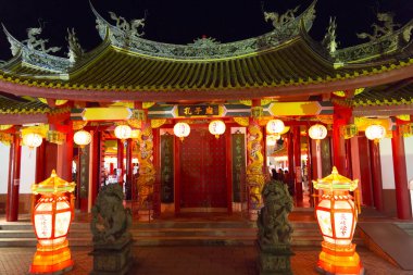 Eski bir Japon tapınağının çarpıcı fotoğrafı.