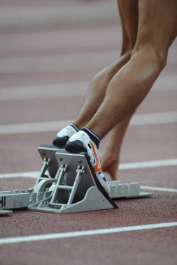 Koşu ayakkabılarında koşan erkek bacaklarının kesilmiş bölümü