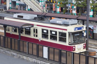 Şehirdeki tren raylarının manzarası. 