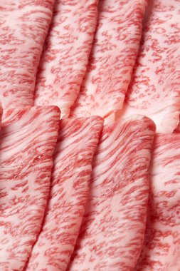 Masada bir kutu çiğ et var.