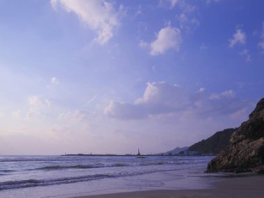 Denizin üzerinde güzel bir gün batımı. seyahat ve tatil kavramı.