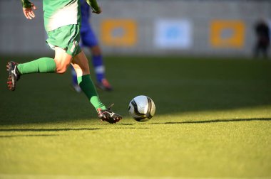 Genç Japon erkekler stadyumda futbol oynuyor, spor geçmişi bulanık insanlarla dolu. 