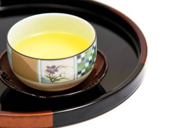 Dekoratif seramik fincanda sıcak yeşil çay var.