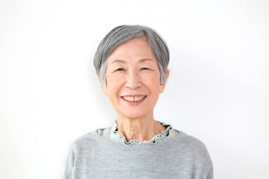 Beyaz arka planda kıdemli Japon kadın