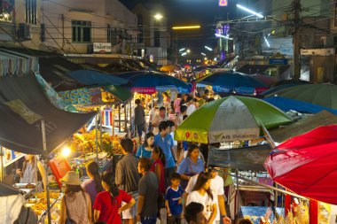 Bangkok, Tayland 'da sokakta yürüyen kimliği belirsiz insanlar.