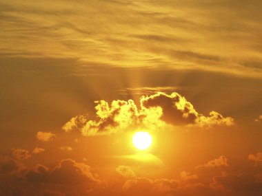 Bulutlu güzel, dramatik akşam gökyüzünün manzarası.