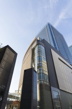 Büyük Cephe Osaka kompleksinin alçak açılı görüntüsü modern gökdelen mimarisini ve tabelalarını gözler önüne seriyor..