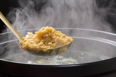 Bir kase lezzetli tavuk çorbası, yakın plan.