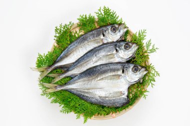 Yeşil yapraklı taze balık sepeti