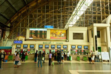 Tokyo, Japonya. Tren istasyonunun içinde. Kalabalık bir salon. 