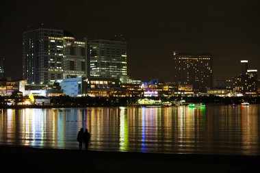 Tokyo 'da geceleri kuleler aydınlatılır, Japonya.