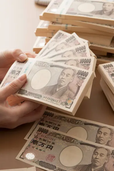 Женщины Держат Японские Деньги Иены Банкноты — стоковое фото