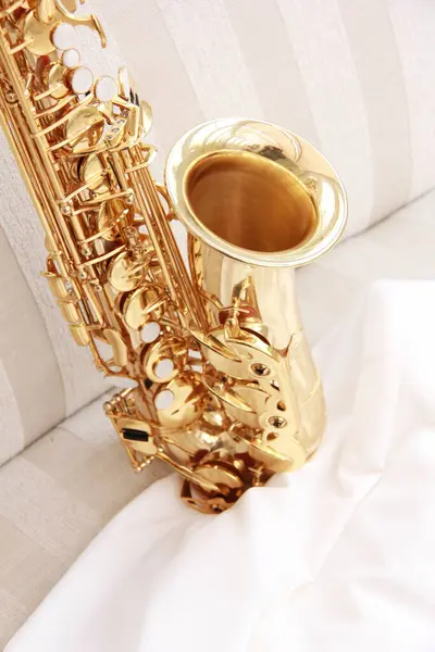 Primer Plano Del Saxofón Sobre Fondo Claro Instrumento Musical —  Fotos de Stock