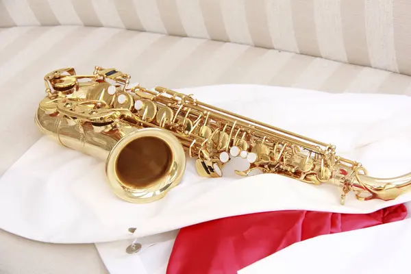 Close Van Saxofoon Lichte Achtergrond Muziekinstrument — Stockfoto