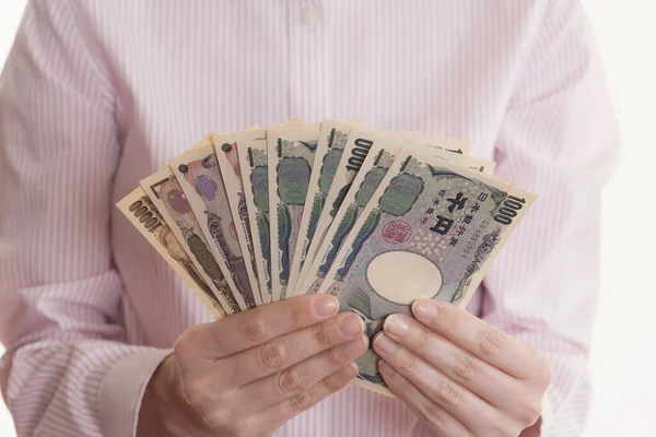 Japonka Trzymająca Banknoty Jenowe Białym Tle — Zdjęcie stockowe