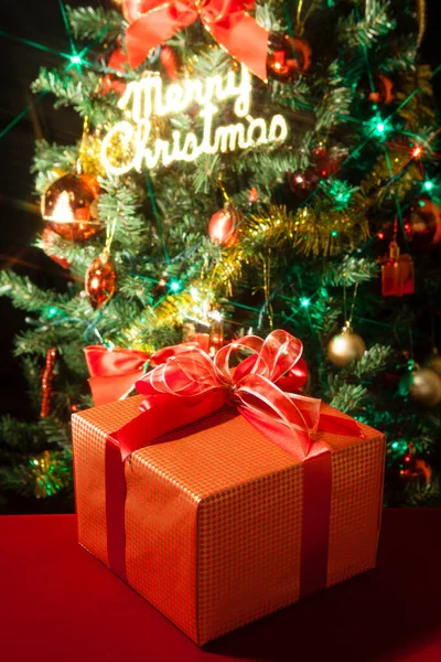 Uma Árvore Natal Com Presente — Fotografia de Stock
