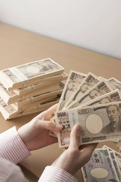Mãos Femininas Segurando Dinheiro Japonês Notas Iene — Fotografia de Stock