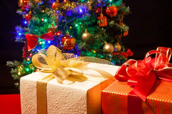 Uma Árvore Natal Com Presentes — Fotografia de Stock