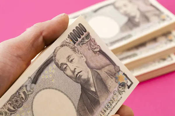Ręka Mężczyzny Trzymająca Japońskie Pieniądze Banknoty Jenowe — Zdjęcie stockowe