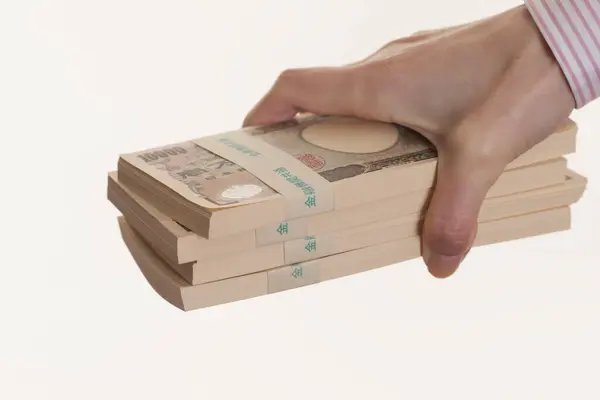 Mão Feminina Segurando Dinheiro Japonês Notas Iene Isoladas Fundo Branco — Fotografia de Stock