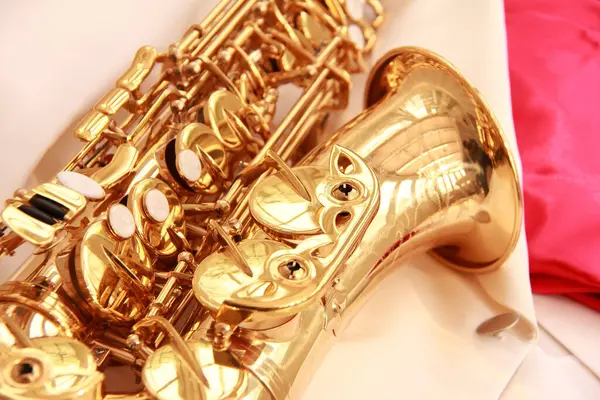 Zbliżenie Saksofonu Jasnym Tle Instrument Muzyczny — Zdjęcie stockowe