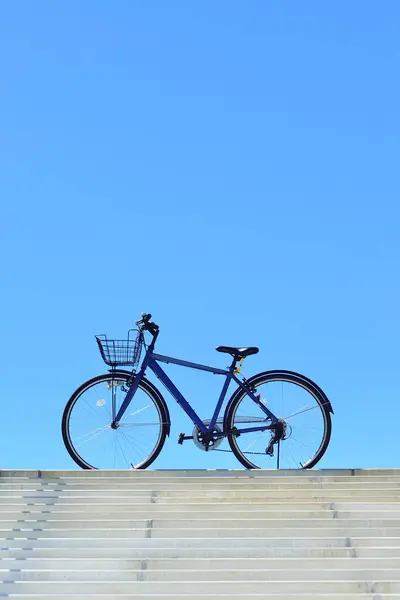 Fahrrad Auf Treppe Gegen Den Himmel — Stockfoto