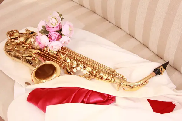 Zbliżenie Saksofonu Róż Piękna Kompozycja — Zdjęcie stockowe