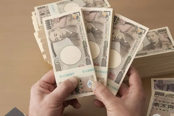 Руки Человека Держат Японские Деньги Банкноты Йены — стоковое фото