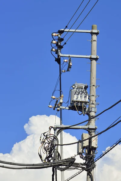 Elektrický Pól Modrou Oblohou — Stock fotografie