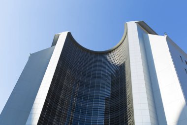 gökdelen gökyüzü mavi zemin üzerine 