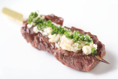 Ahşap şişte tavuk eti yakın plan.