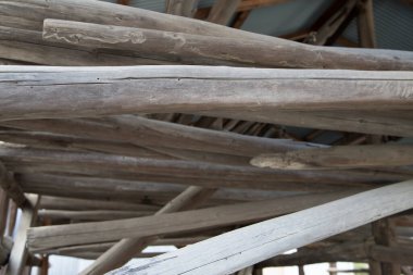 Evin ahşap çatısını kapatın, kapatın.