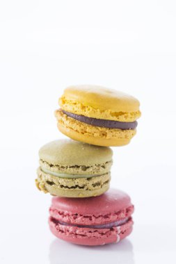 Tatlı ve renkli Fransız kurabiyeleri arka planda, yakın plan.