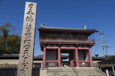 Eski bir Japon tapınağının resimli görüntüsü