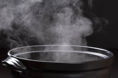 Mutfakta yemek pişirmek, sıcak buharlı bir tava..
