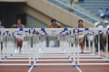 Stadyumda koşan bulanık bayan sporcular